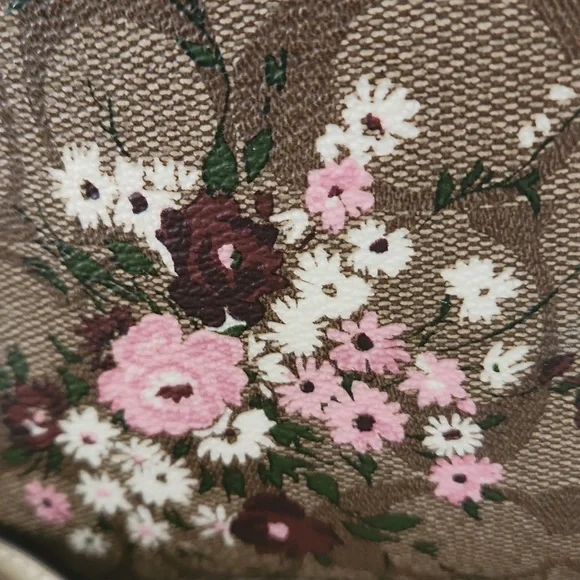 Beautiful Coach Evergreen Wildflower Signatue Camera Style Crossbody Bag 🩷🤍 - Picture 4 of 16